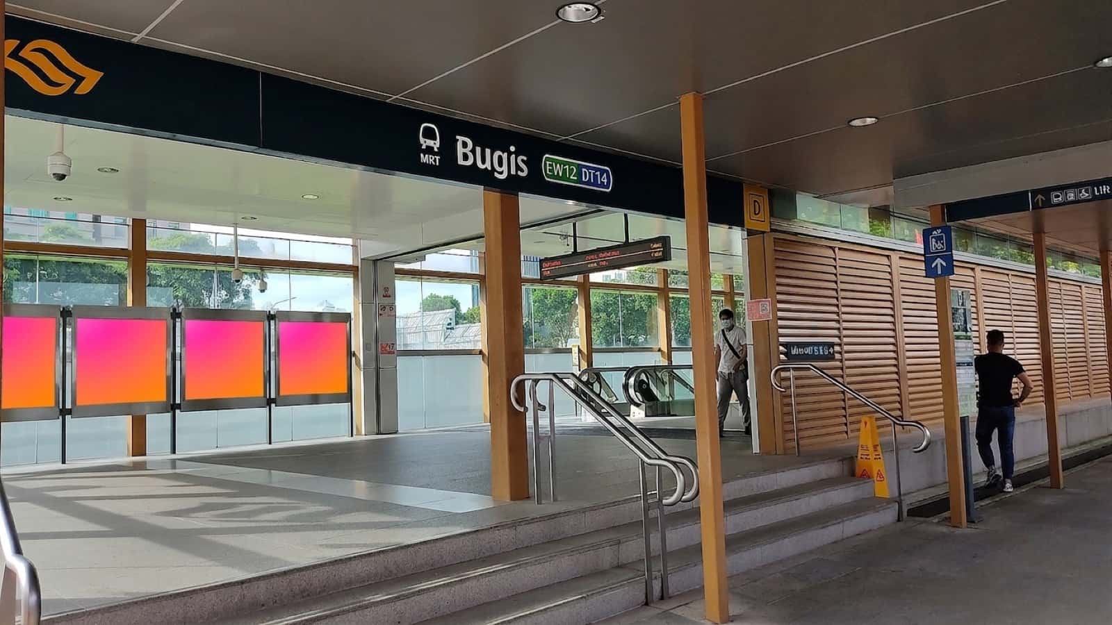 シンガポール Bugis MRT駅 LEDスクリーン