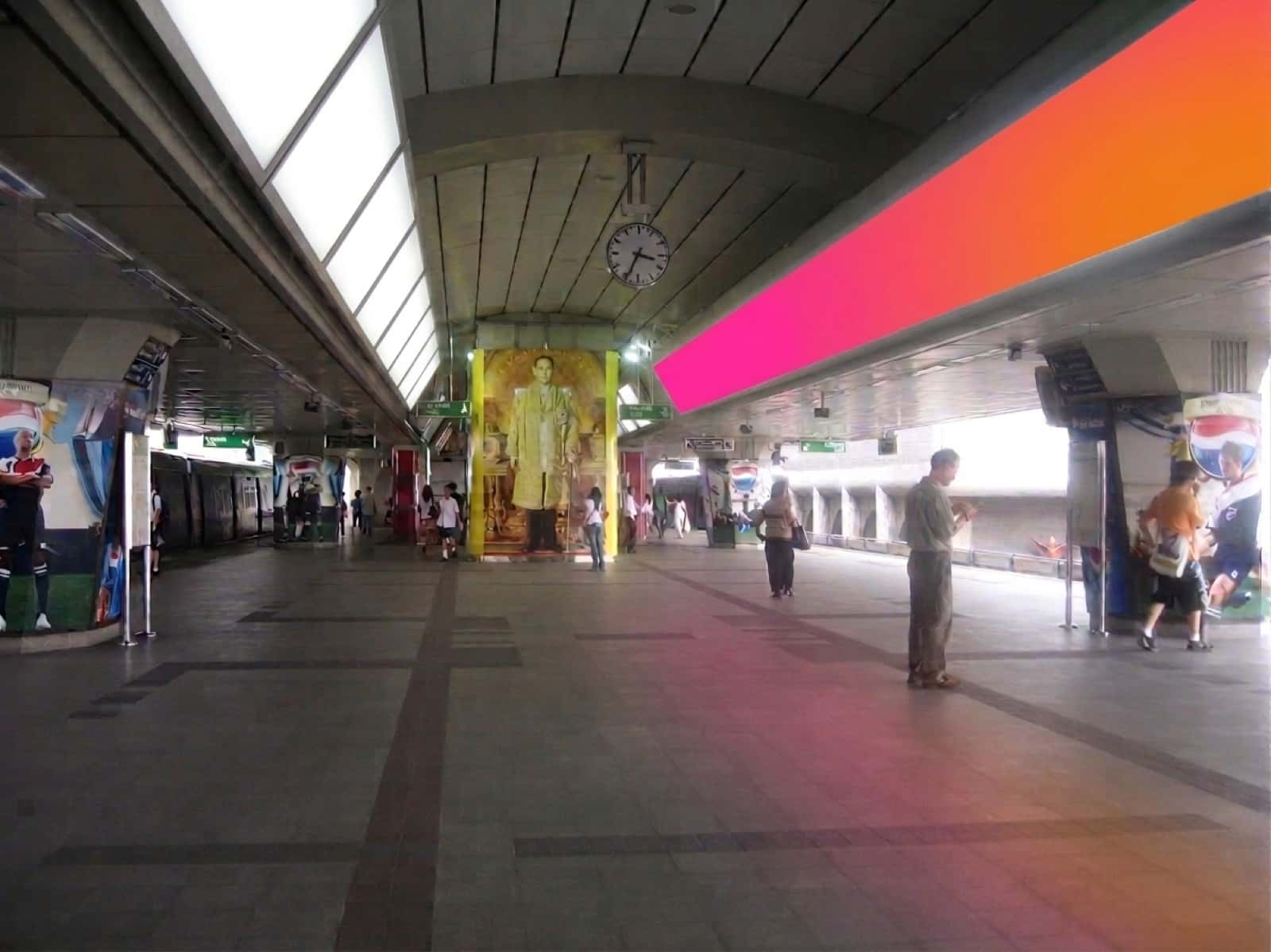 バンコク BTS サイアム駅 E-Poster